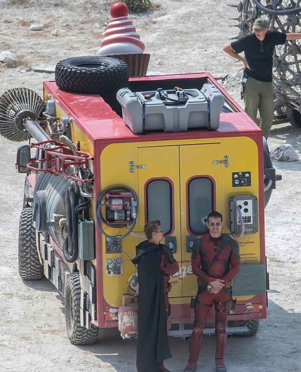 Фургон из сериала «Лунный рыцарь» (2022), кадр со съемок фильма «Дэдпул 3» (2024)