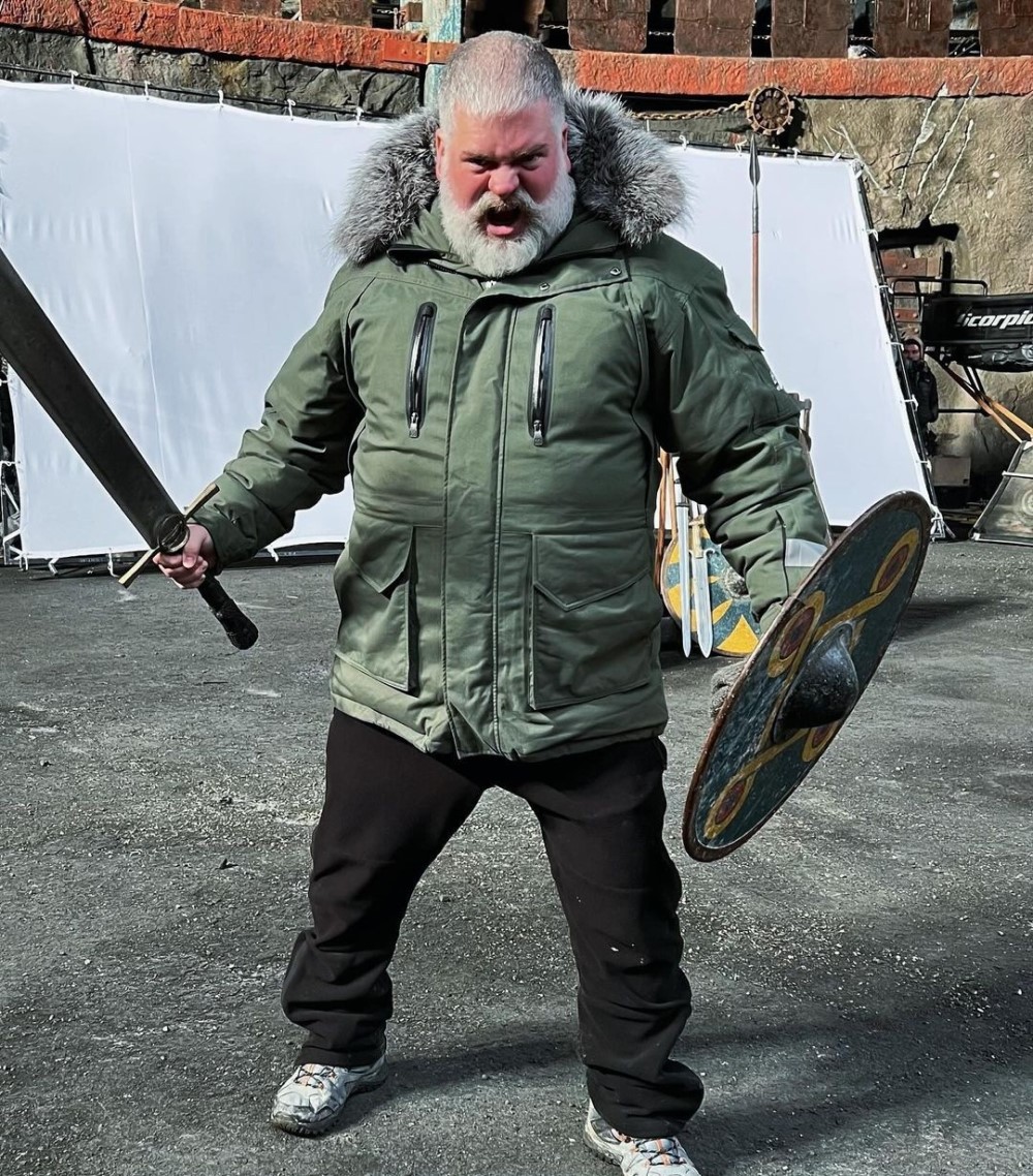 Кадр со съемок фильма «Как приручить дракона» (2025) / Фото: соцсети Дина ДеБлуа