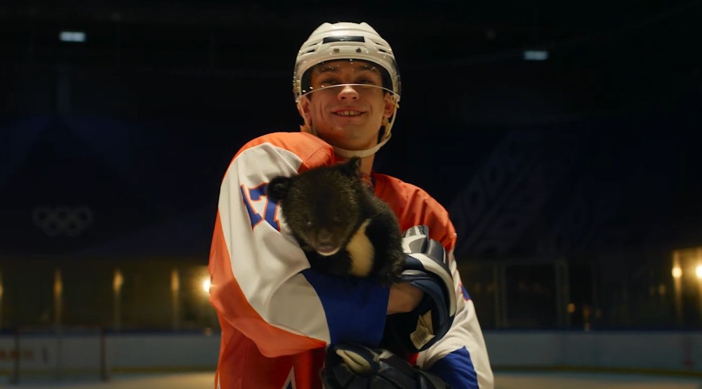 Кадр из фильма «Я – медведь» (2024)