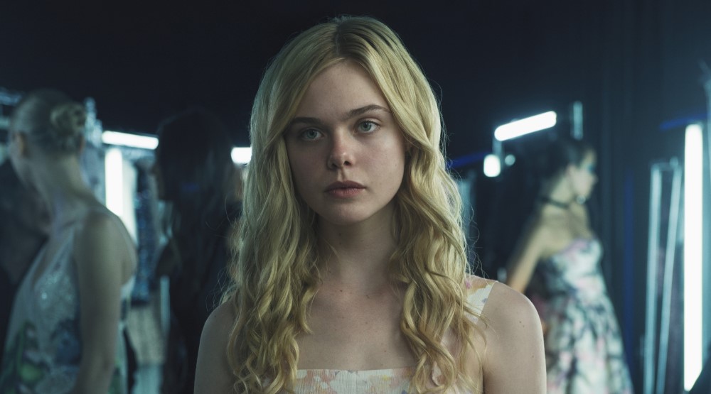 Эль Фаннинг, кадр из фильма «Неоновый демон» (2016)