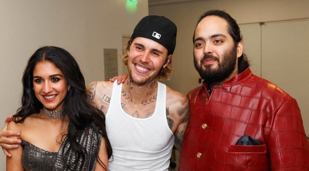 Джастин Бибер (в середине) с молодоженами Радхикой Мерчант (слева) и Анантом Амбани (справа) / Фото: соцсети Джастина Бибера