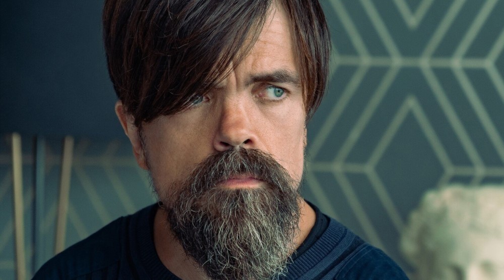 Питер Динклэйдж, кадр из фильма «Аферистка» (2020)