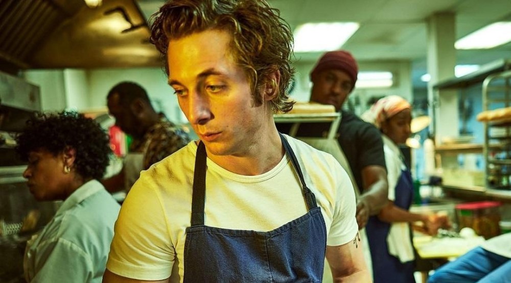 Кадр из сериала «Медведь» (2022-н.в.)