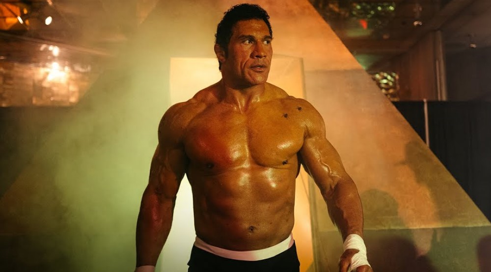 Кадр из фильма «Крушащая машина» (2025)