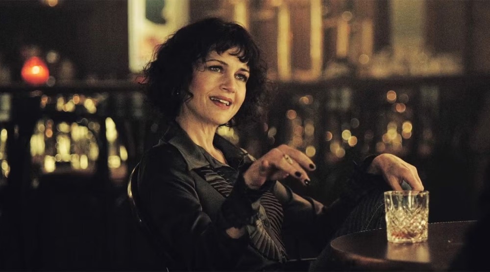 Карла Гуджино, кадр из сериала «Падение дома Ашеров» (2023)