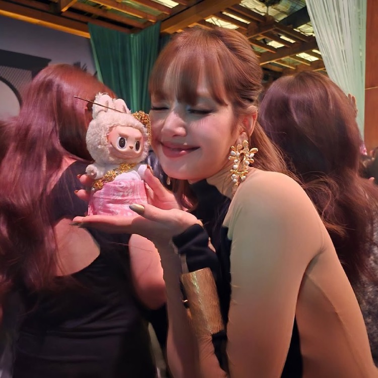 Лиса Манобан с лабубу / Фото: фан-страница Labubu Fans