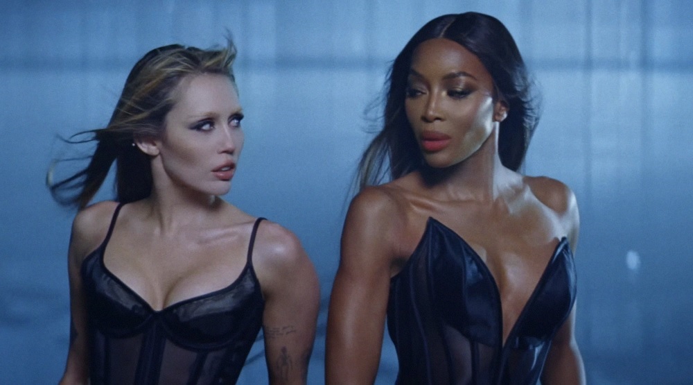 Кадр из клипа «Every Girl You’ve Ever Loved»