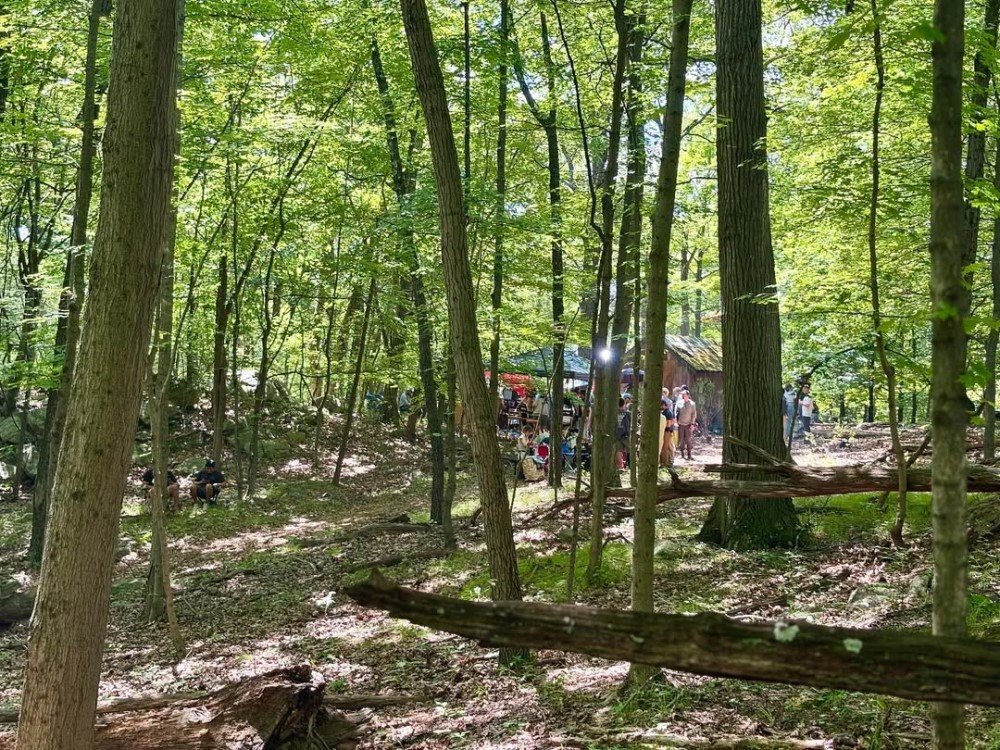 Кадр со съемок сериала «Хрустальное озеро» / Фото: соцсети Брэда Кэйна