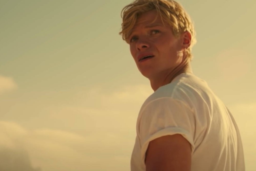 Том Рис Харрис, кадр из сериала «Белые линии» (2020)