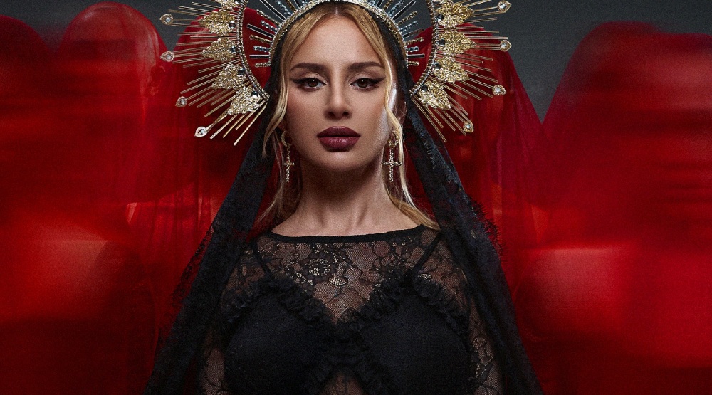 Анна Асти на обложке альбома «Высшие силы» (2025)