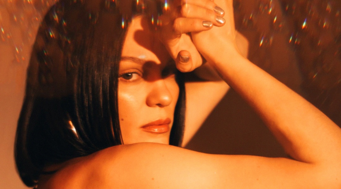 Джесси Джей на обложке сингла «Believe in Magic»