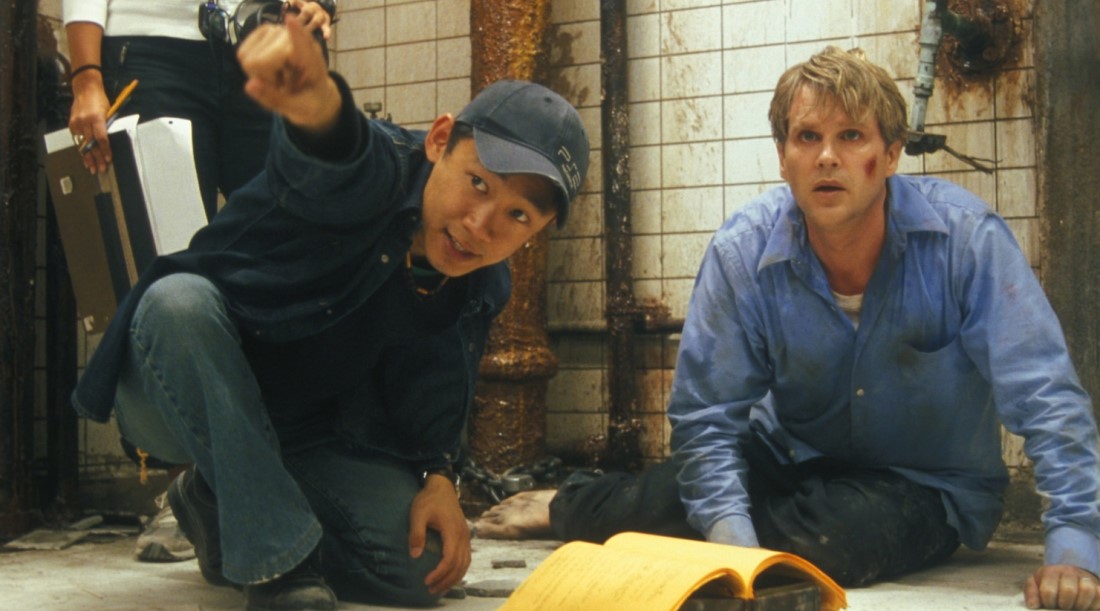 Джеймс Ван и Кэри Элвес, кадр со съемок фильма «Пила: Игра на выживание» (2004)