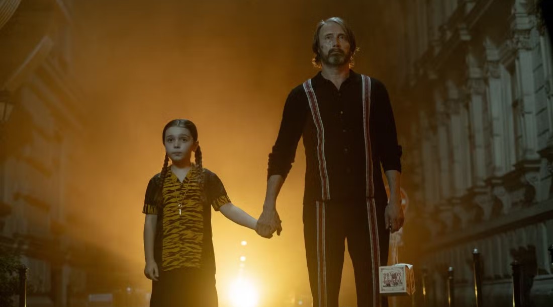 Кадр из фильма «Поймать монстра» (2025)