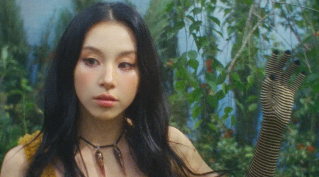 Кадр из клипа «Shoot (Firecracker)»