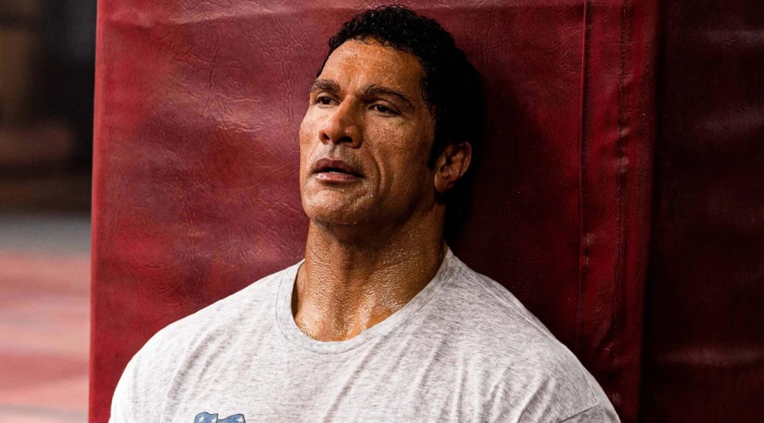 Кадр из фильма «Крушащая машина» (2025)