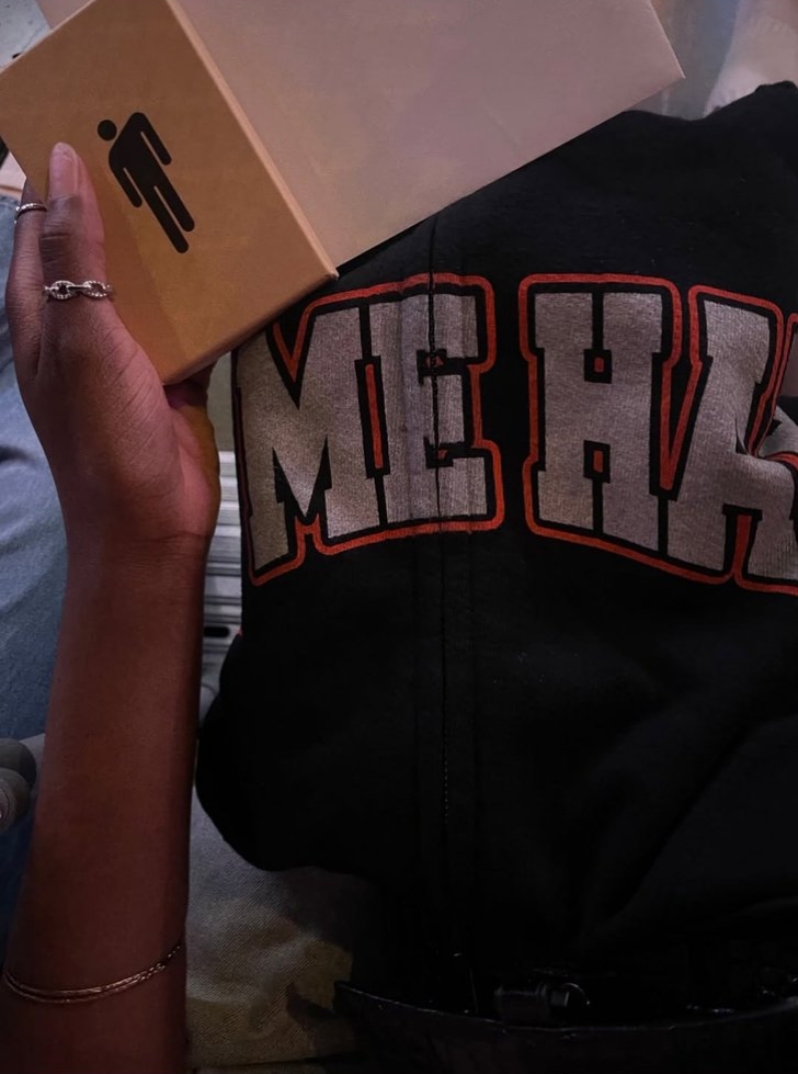 Ания с подарками от Билли Айлиш / Фото: соцсети Ании