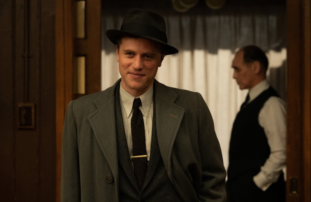 Джонни Флинн, кадр из фильма «Костюм» (2021)