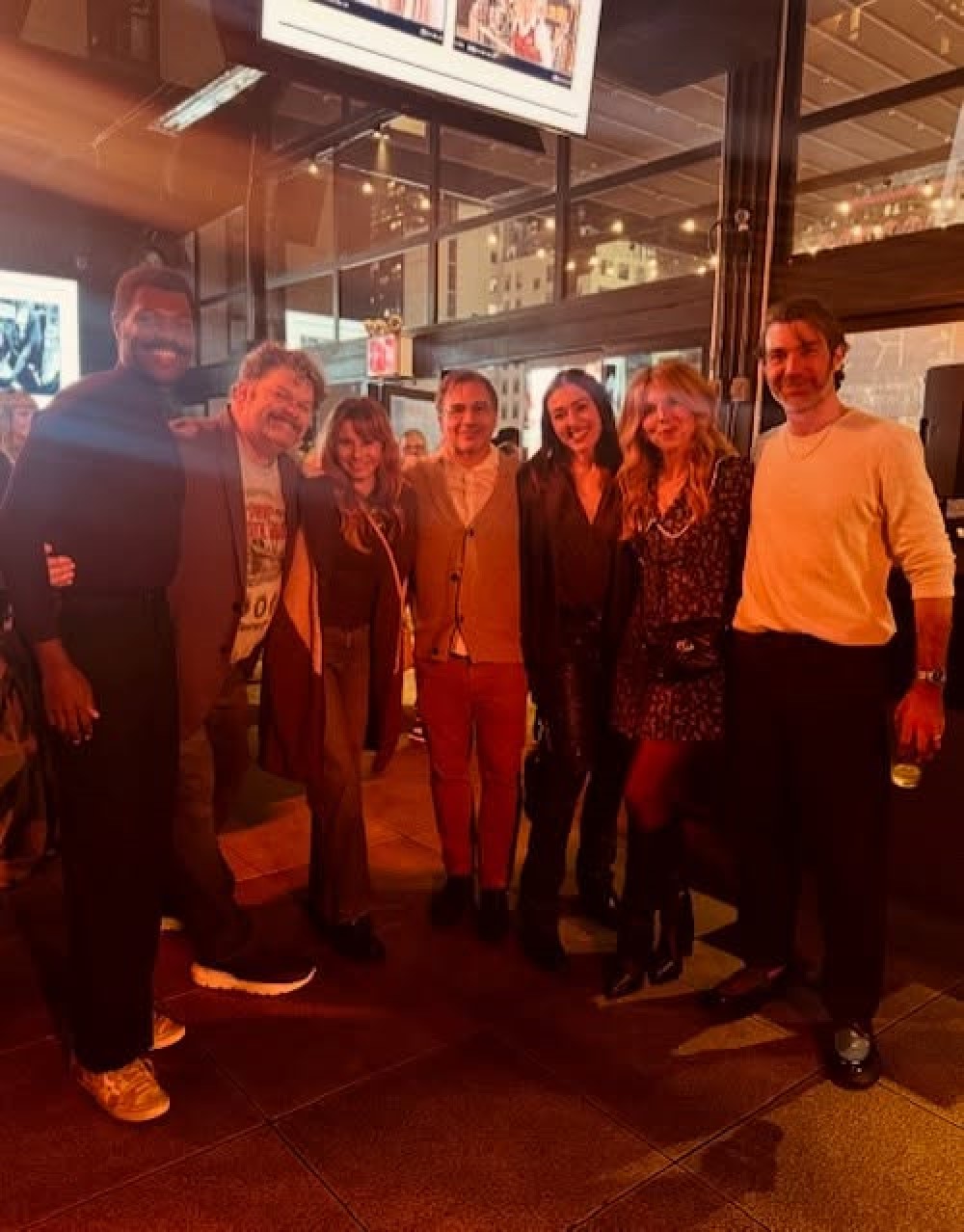 Команда сериала «Хрустальное озеро» (2026) / Фото: соцсети Брэда Кэйна