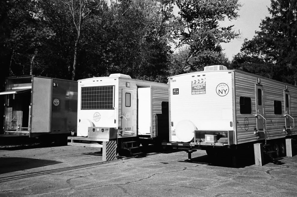 Съемочная площадка сериала «Хрустальное озеро» (2026) / Фото: соцсети Камерона Скоггинса