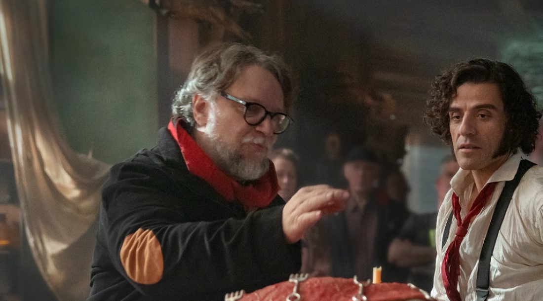Гильермо дель Торо и Оскар Айзек, кадр со съемок фильма «Франкенштейн» (2025) / Фото: Netflix