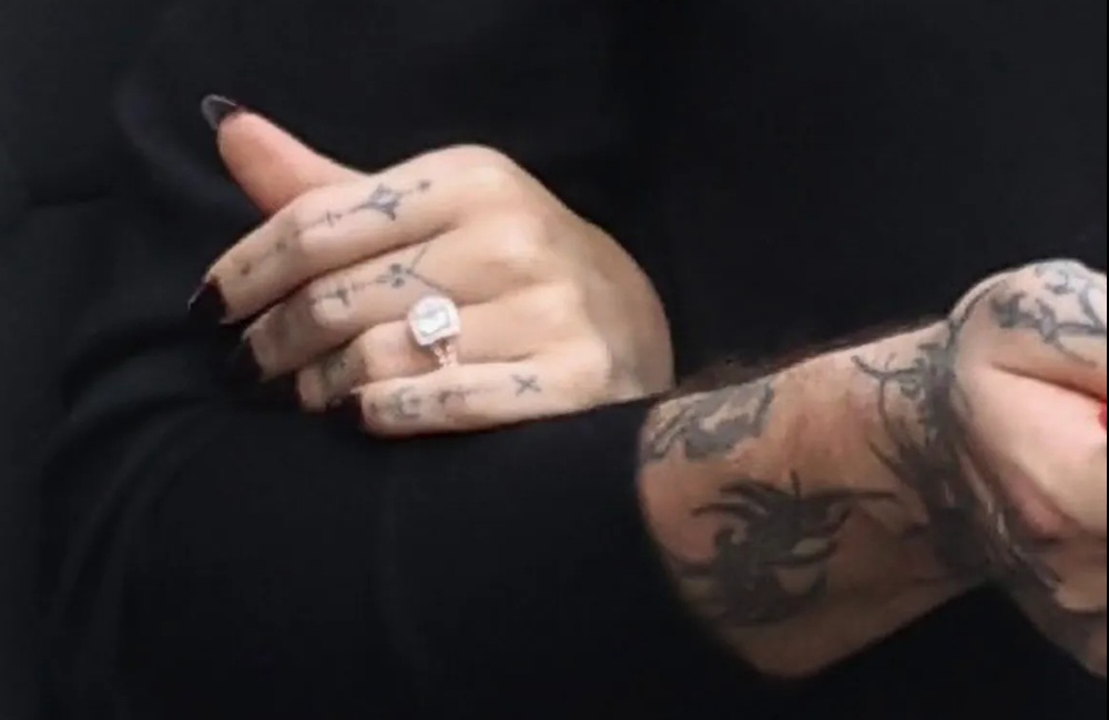 Помолвочное кольцо Дав Кэмерон / Фото: TMZ