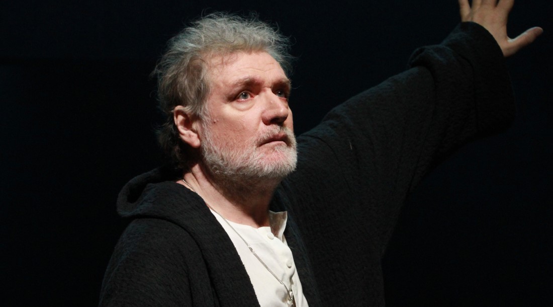 Владимир Симонов в спектакле «Ромул Великий» в постановке Уланбека Баялиева в Государственном академическом театре имени Евгения Вахтангова. Сергей Виноградов/ТАСС