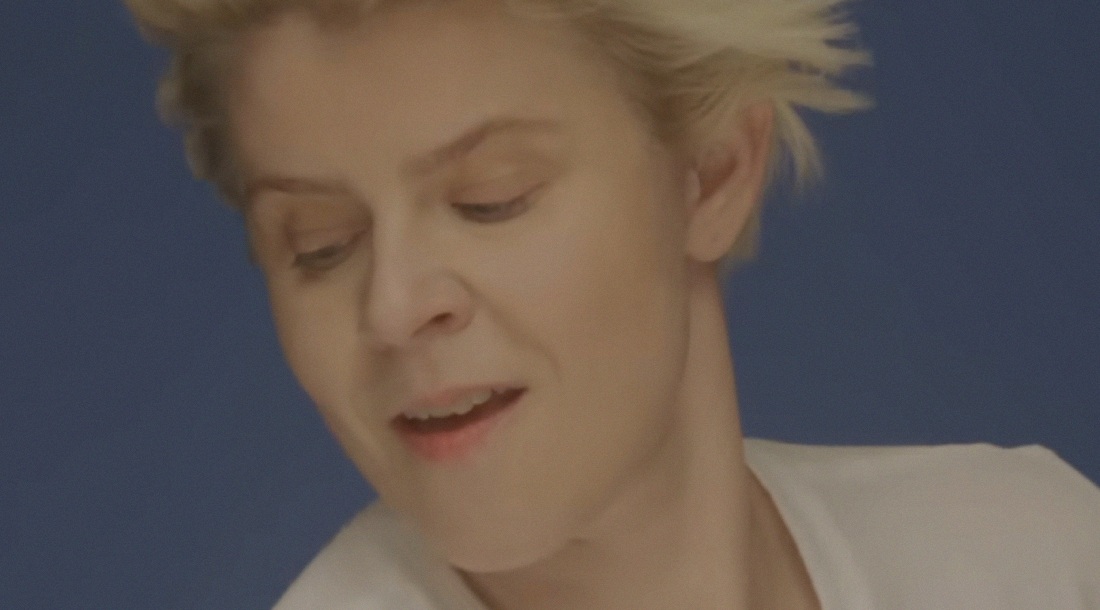 Робин / Кадр из клипа «Dopamine»