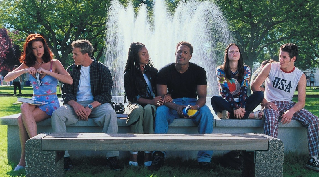 Шеннон Элизабет, Локлин Манро, Реджина Холл, Шон Уайанс, Анна Фэрис и Джон Абрахамс, кадр из фильма «Очень страшное кино» (2000)