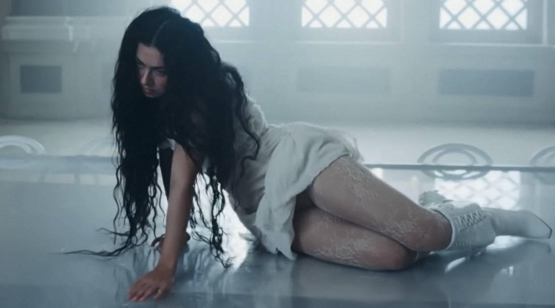 Кадр из клипа «Chains of Love»