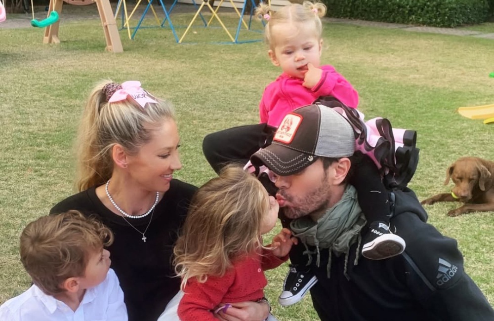 Анна Курникова и Энрике Иглесиас с детьми в 2022 году / Фото: соцсети Анны Курниковой