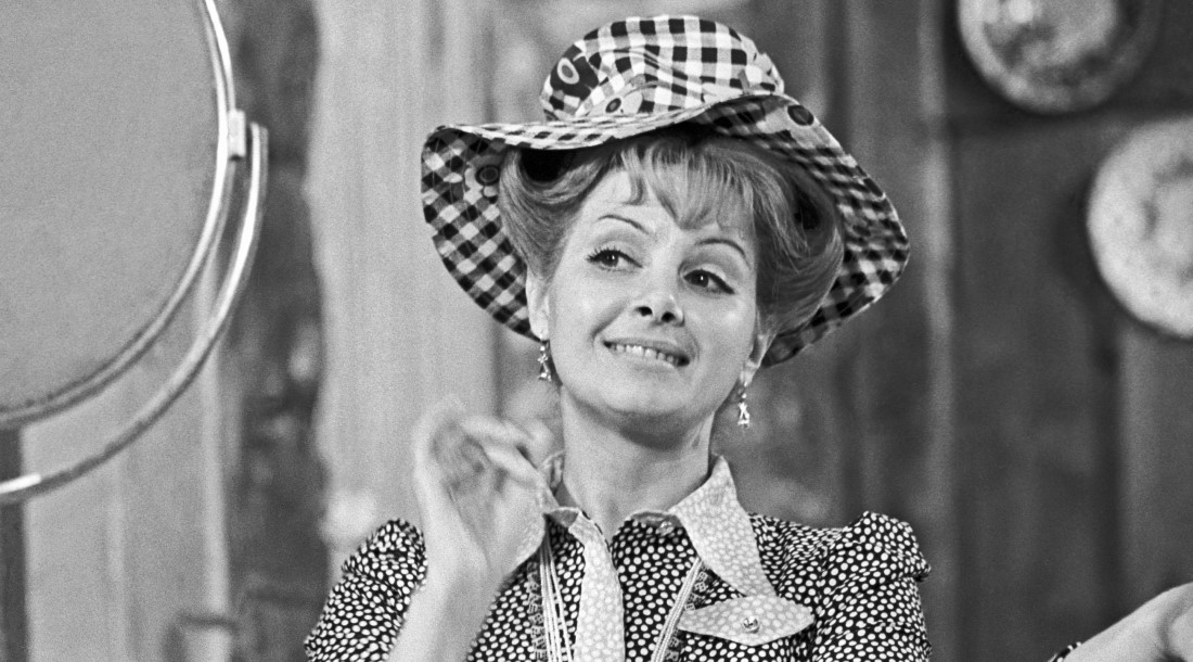 Валентина Шарыкина в роли пани Зоси в телевизионном юмористическом сериале «Кабачок "13 стульев"». Фото Виталия Созинова /Фотохроника ТАСС