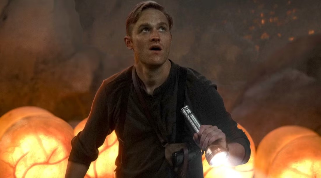 Кадр из 1 сезона сериала «Монарх: Наследие монстров» (2023)