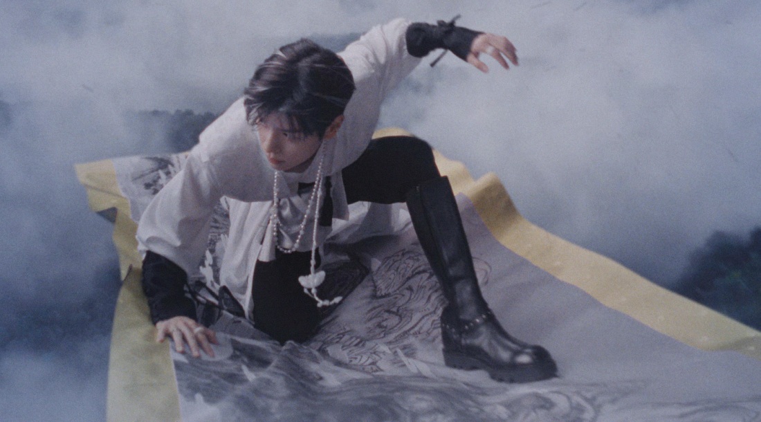 Кадр из клипа «Divine»