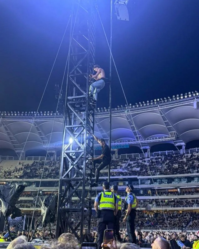 Фанаты Metallica на вышке / Фото: аккаунт Bir Baba Indie