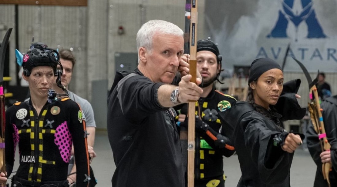 Джеймс Кэмерон и Зои Салдана, кадр со съемок фильма «Аватар: Огонь и пепел» (2025) / Фото: 20th Century Studios, Mark Fellman, Bleedingcool.com