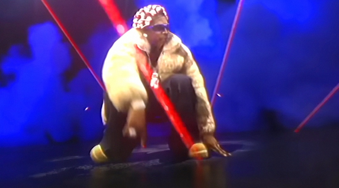 Кадр из клипа «Helicopter»