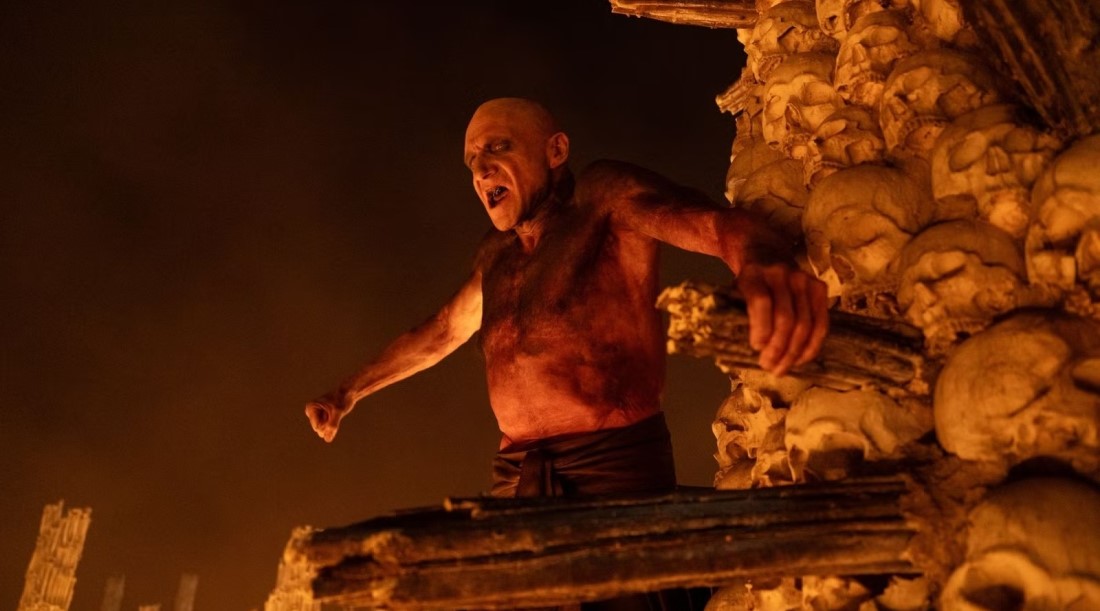 Кадр из фильма «28 лет спустя: Храм из костей» (2026)