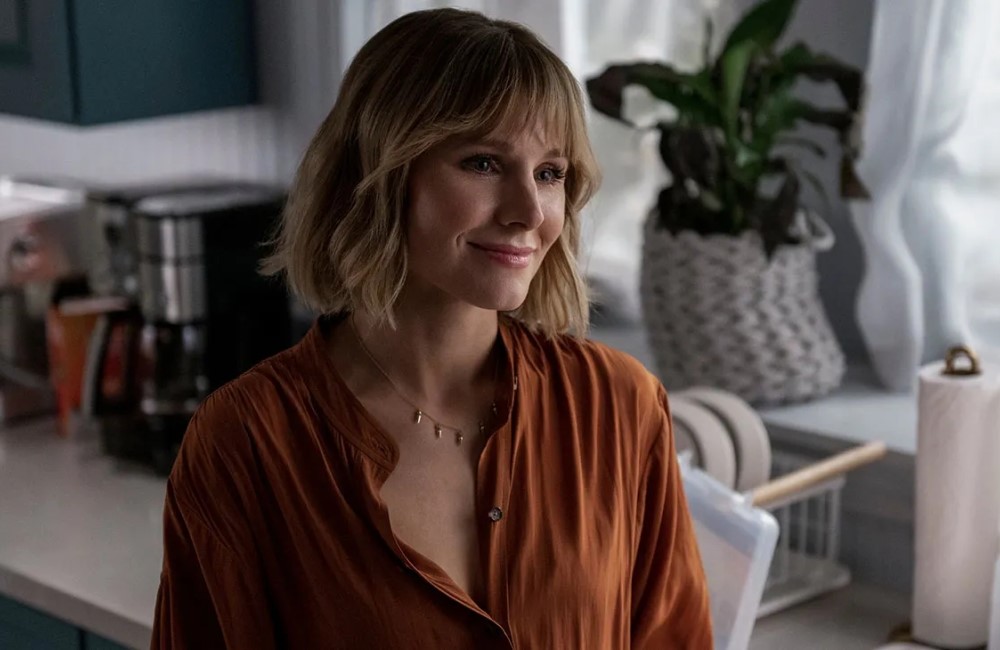 Кристен Белл, кадр из сериала «Женщина в доме напротив девушки в окне» (2022)