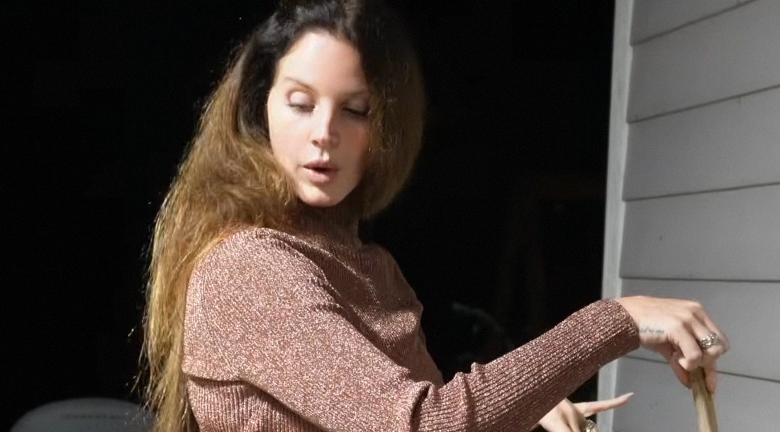 Лана Дель Рей в клипе «White Feather Hawk Tail Deer Hunter»