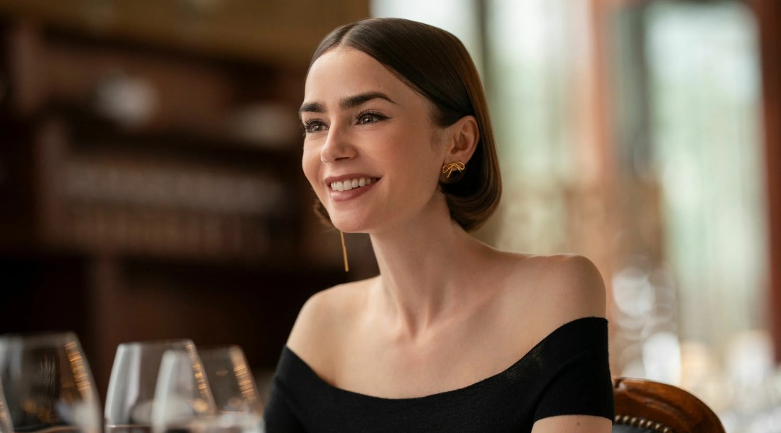 Лили Коллинз, кадр из сериала «Эмили в Париже» (2020-...)