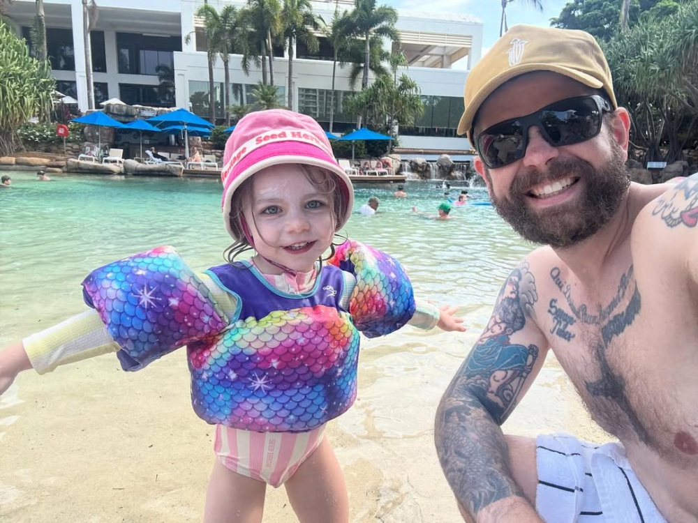 Джек Осборн с дочерью Мейпл Артемис Осборн / Фото: соцсети Джека Осборна