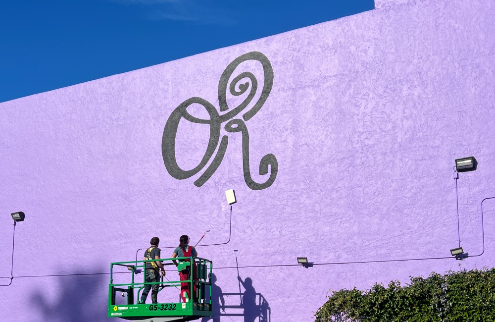 Реклама нового альбома Оливии Родриго в Лос-Анджелесе / Фото: соцсети Complex Music