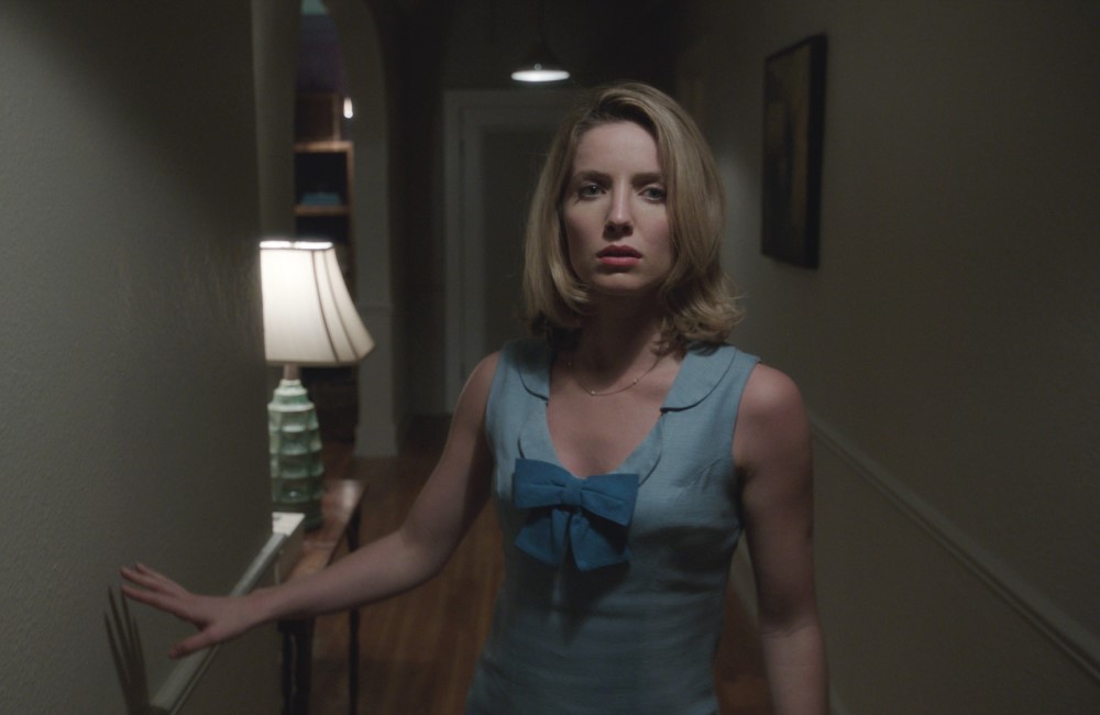 Аннабелль Уоллис, кадр из фильма «Проклятие Аннабель» (2014)