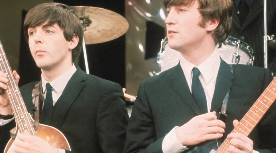 Пол Маккартни и Джон Леннон / Скриншот из видео «Пол Маккартни размышляет о неуверенности Джона Леннона»