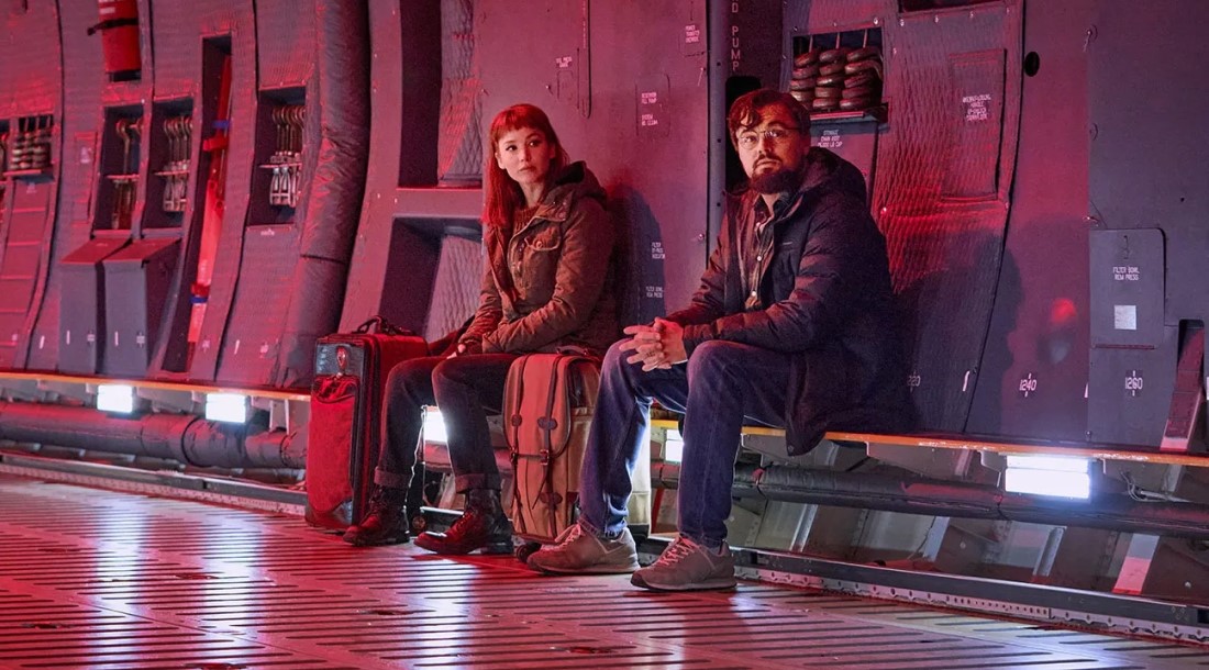 Дженнифер Лоуренс и Леонардо ДиКаприо, кадр из фильма «Не смотрите наверх» (2021)