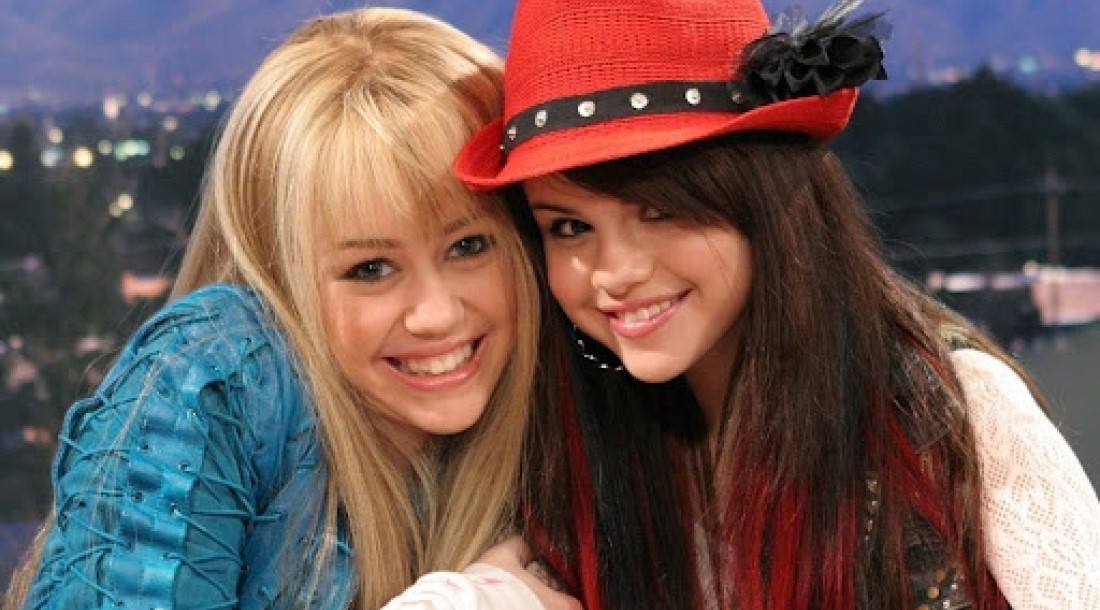 Майли Сайрус и Селена Гомес, кадр со съемок сериала «Ханна Монтана» (2006-2011) / Disney