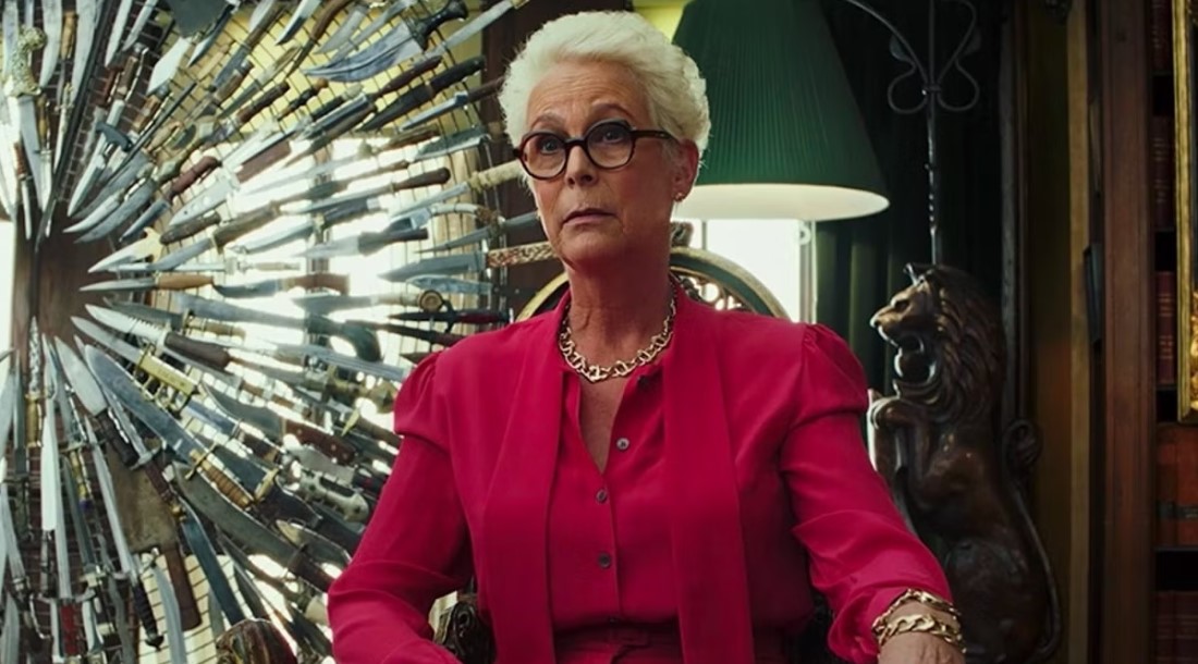 Джейми Ли Кертис, кадр из фильма «Достать ножи» (2019)