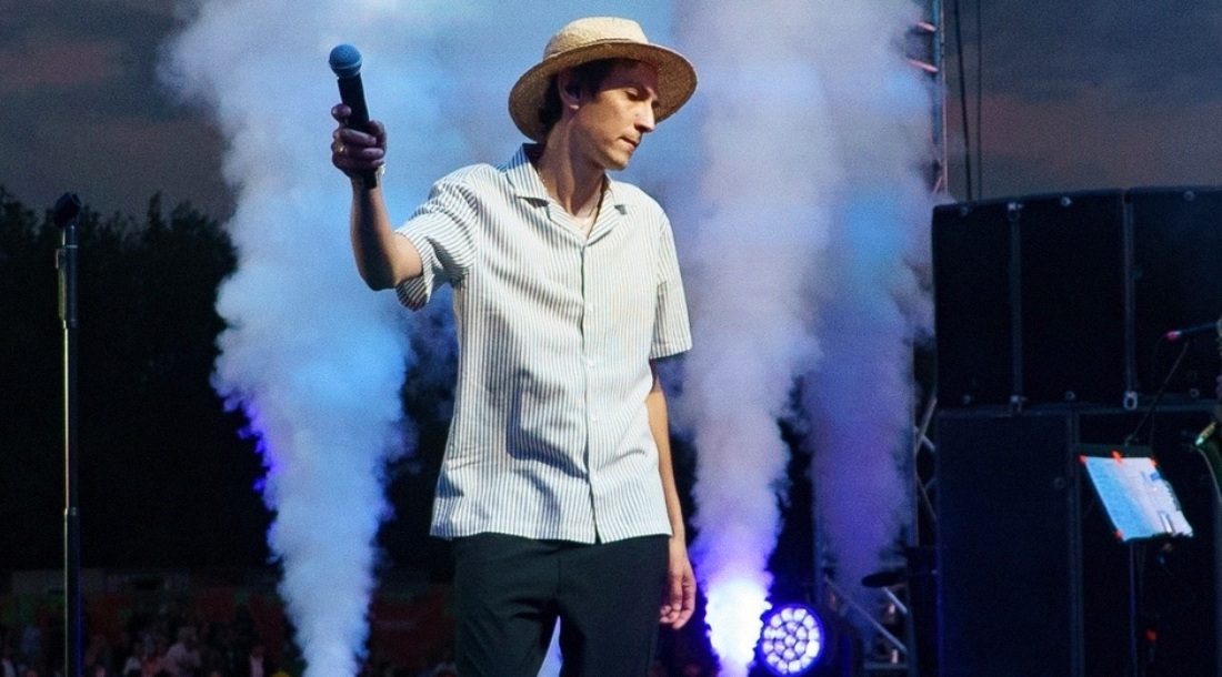 Фронтмен группы «Дайте танк (!)» Дмитрий Мозжухин / Фото: Vk.com/daitetank