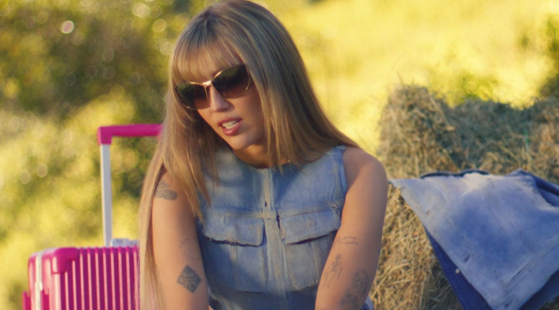 Майли Сайрус / Кадр из клипа «Younger You»