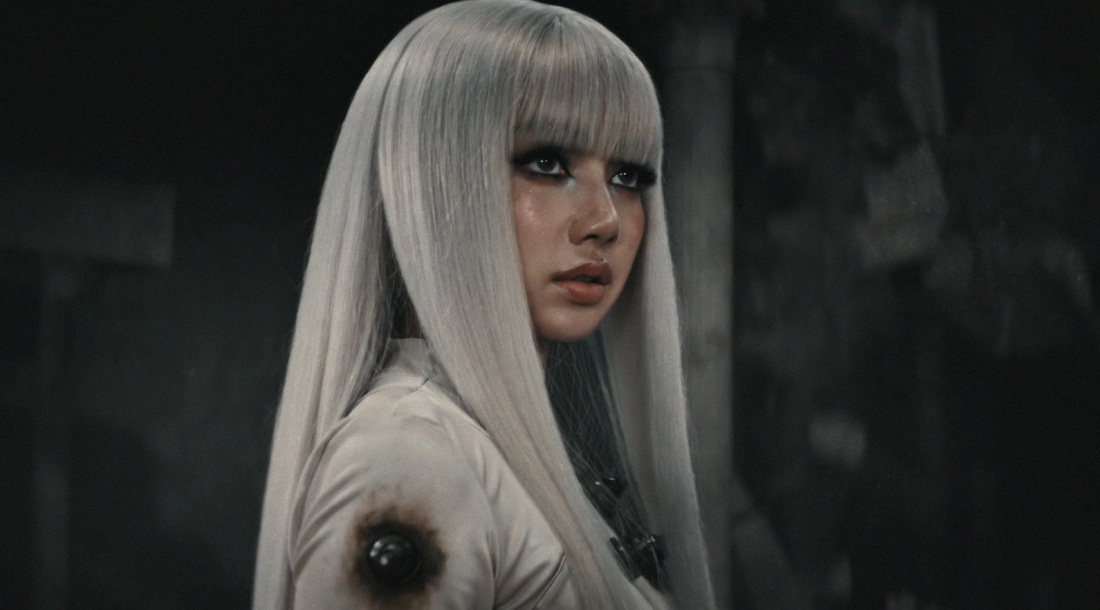 Лиса Манобан / Кадр из клипа «Bad Angel»